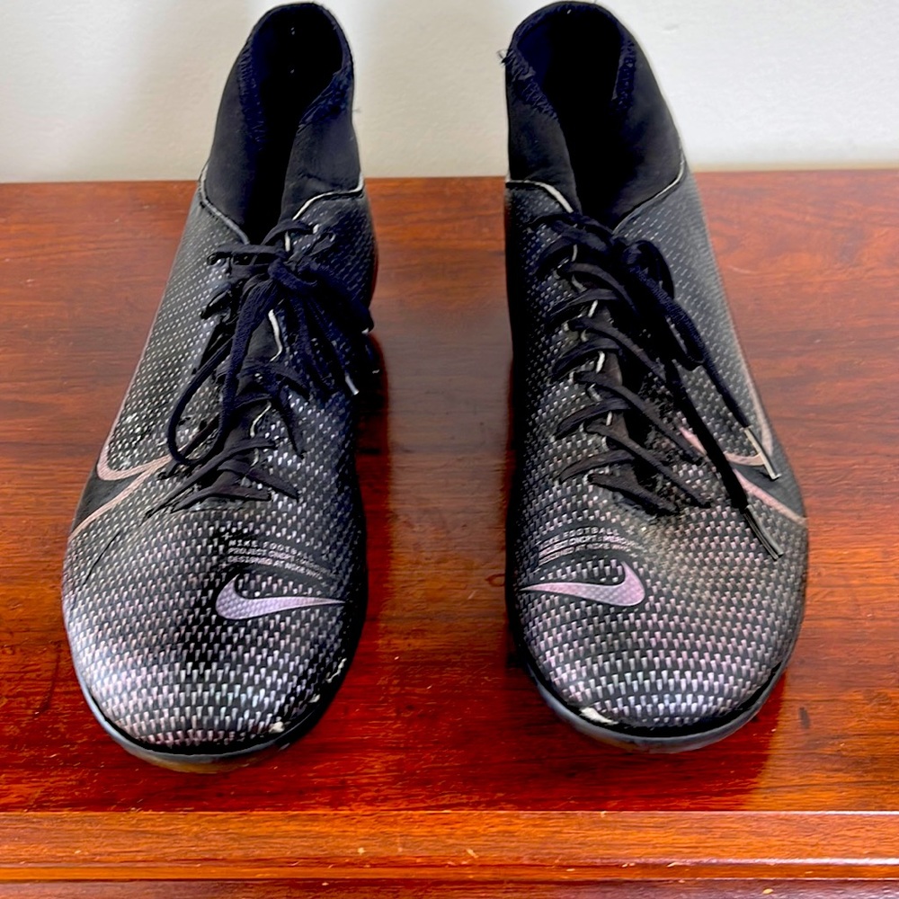 Nike Mens size 11 soccer cleats in great condition!